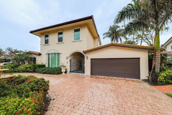 House (5 Bedrooms) | Front of property