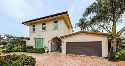 Pool & Home Theater: Lighthouse Point Home!