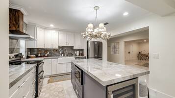 House (5 Bedrooms) | Interior