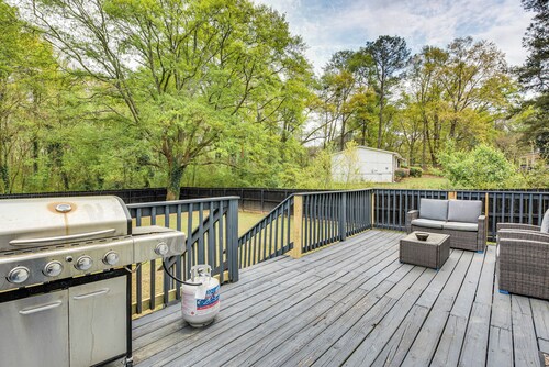 Sleek + Spacious Home ~ 6 Mi to Downtown Atlanta!