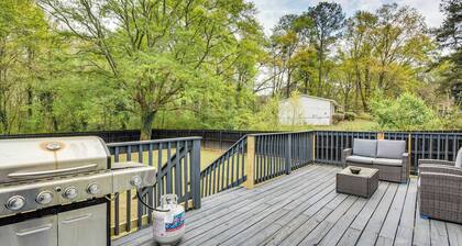 Sleek + Spacious Home ~ 6 Mi to Downtown Atlanta!