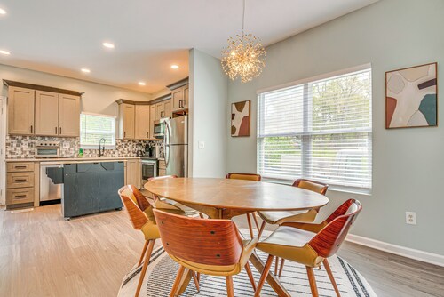 Sleek + Spacious Home ~ 6 Mi to Downtown Atlanta!