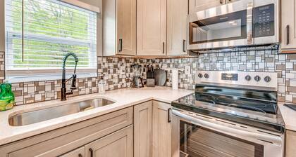 Sleek + Spacious Home ~ 6 Mi to Downtown Atlanta!