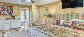 Tranquil Fairmont Studio w/ Patios - Pets Welcome!