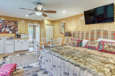 Tranquil Fairmont Studio w/ Patios - Pets Welcome!