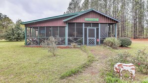 Eine Lodge mit überdachter Veranda und einem Schild mit der Aufschrift "LOW COUNTRY LODGE".