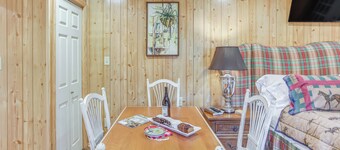 Tranquil Fairmont Studio w/ Patios - Pets Welcome!