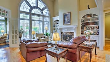 House (6 Bedrooms) | Interior