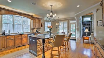 House (6 Bedrooms) | Interior