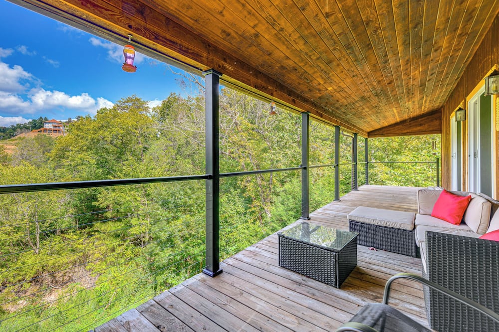 Waterfront Dandridge Cabin, 24 Mi to Pigeon Forge! - Dandridge