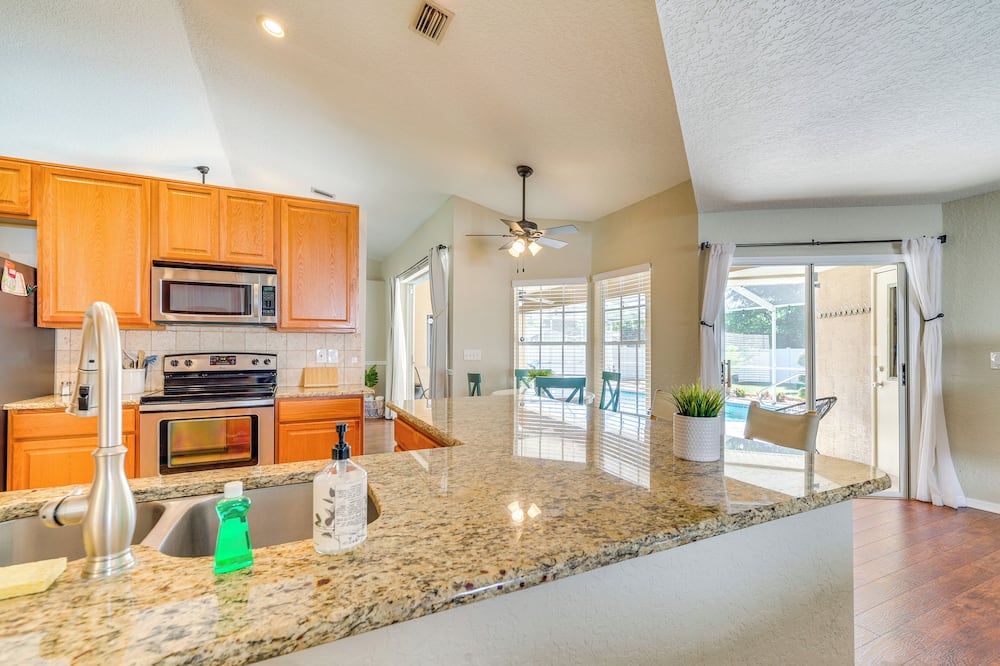 Relax Poolside: Spring Hill Family Home w/ Yard! - Weeki Wachee River, FL