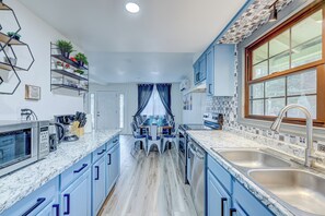 Villa (5 Bedrooms) | Privékeuken | Een microgolfoven, een oven, een kookplaat, een vaatwasser