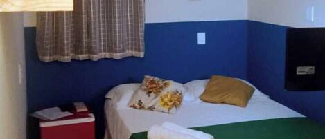 Suíte estúdio econômica, 1 cama de casal, banheiro privativo, vista para o jardim | Roupas de cama antialérgicas, frigobar, espaço de trabalho para notebook