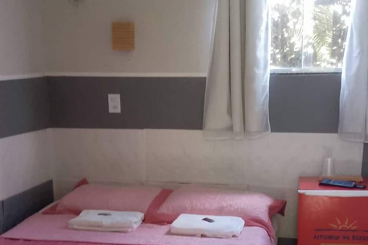 Comfort studio suite, 1 tweepersoonsbed, uitzicht op zwembad | Hypoallergeen beddengoed, een minibar, een laptopwerkplek