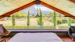 Ropa de cama hipoalergénica, minibar y tabla de planchar con plancha