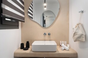 Suite estudio clásica | Baño | Regadera, amenidades de baño gratuitas, secadora de cabello, batas