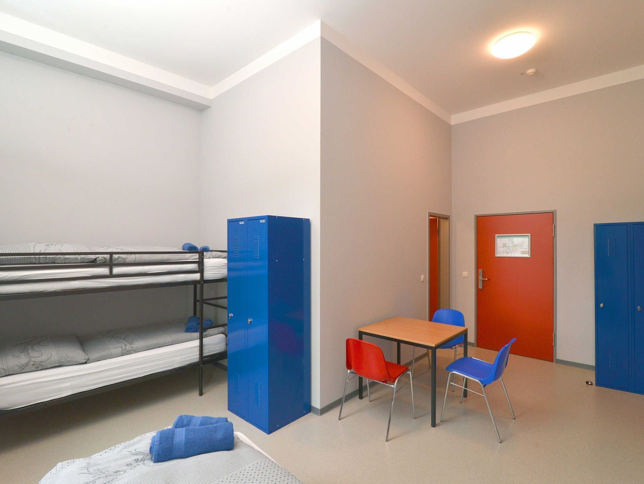 Dreibettzimmer mit Eigenem Badezimmer, Nr. 16 - Hostel in Guben