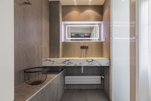 Douche, sĂšche-cheveux, serviettes fournies