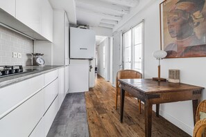 Een koelkast, een magnetron, een oven, een vaatwasser