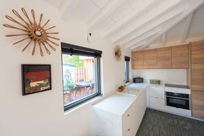 冷蔵庫、電子レンジ、オーブン、コンロ