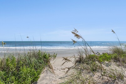 Islander: Oceanfront | Hot Tub | Dog-Friendly