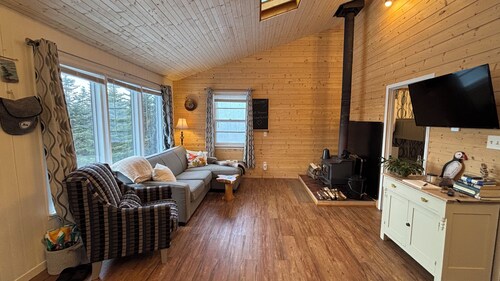 Cozy cottage - hot tub, private 1-acre, lakefront, under 1 hour from St. John's.