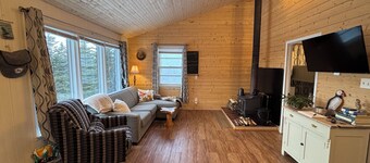 Cozy cottage - hot tub, private 1-acre, lakefront, under 1 hour from St. John's.