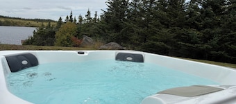 Cozy cottage with hot tub, 1-acre, lakefront, less than 1 hour from St. John's.