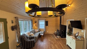 Smart TV, fireplace, books, music library - Cozy cottage - hot tub, private 1-acre, lakefront, under 1 hour from St. John's. (Whitbourne)