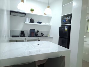 Superior Studio, 1 King Bed, Kitchen, Beachfront | Private kitchen