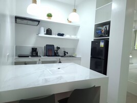 Estudio superior, 1 cama de matrimonio grande, cocina, frente a la playa | Cocina privada | Frigorífico, microondas, placa de cocina y cafetera o tetera