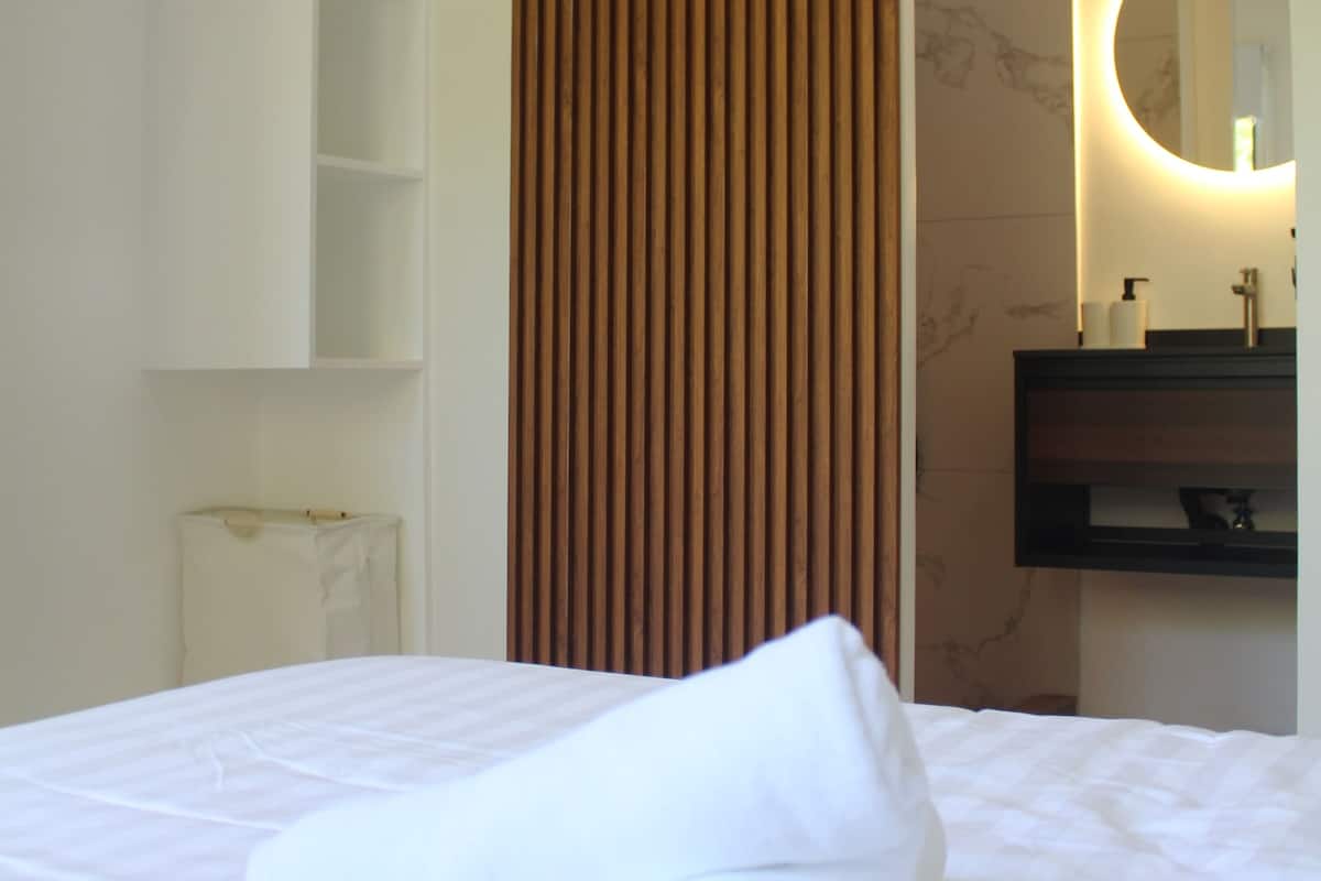 Deluxe Studio, 1 King Bed, Kitchen, Beachfront | Egyptian cotton sheets, premium bedding, Select Comfort beds