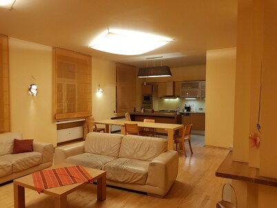 Modern & Spacious: Your Family-Friendly Central Riga Haven!