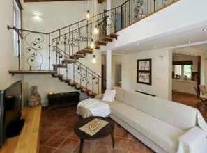 Een 32-inch flatscreentelevisie met satellietzenders