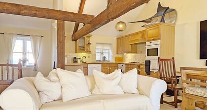 A town house that sleeps 6 guests in 3 bedrooms