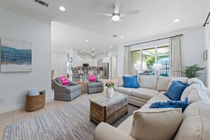 Smart TV, books - Hakuna Matata 3BD all en suite, 6 pass golf cart include, pool, hot tub (Destin)