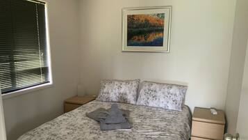 Individually furnished, iron/ironing board, free WiFi, bed sheets