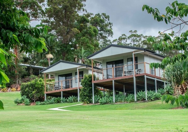Deluxe Cabin (1) | Individually furnished, iron/ironing board, free WiFi, bed sheets - sunshine coast retreat (Diddillibah)