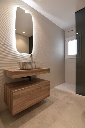 Dusche, Haartrockner, Handtücher