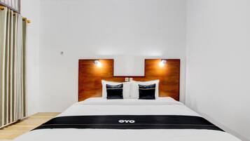 Deluxe Double Room | Laptop workspace, bed sheets