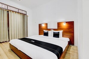 Deluxe Double Room | Laptop workspace, bed sheets - Capital O 93873 Sokkyo Homestay (Ngaglik)