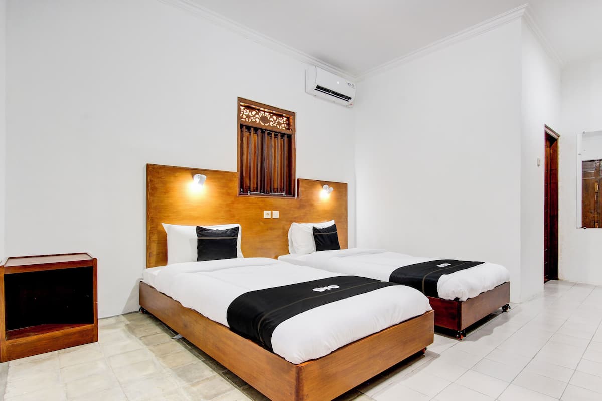 Kamar Twin Deluks | Ruang kerja ramah laptop dan seprai linen
