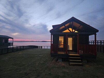 Lake Front Cottage Paradise!