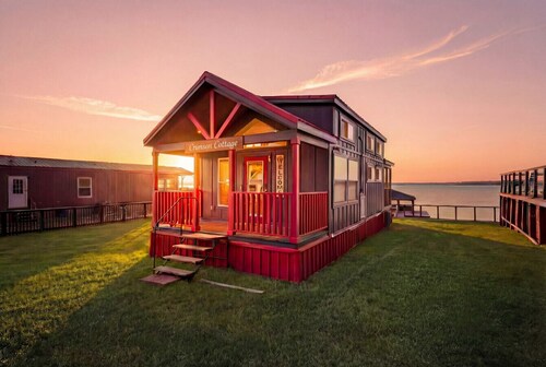 Lake Front Cottage Paradise!