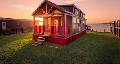 Lake Front Cottage Paradise!