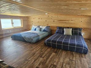 Skrivebord, wi-fi (inkludert) og sengetøy