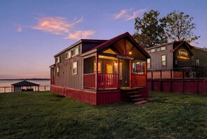 Exterior - Lake Front Cottage Paradise! (Pittsburg)