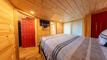 Skrivebord, wi-fi (inkludert) og sengetøy