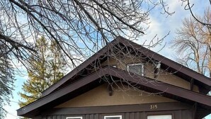 Un petit bâtiment d’un seul étage, à l’extérieur brun et à la porte blanche, portant le numéro 315.