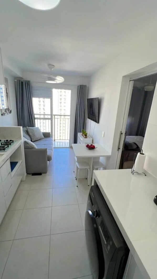 Interior - Chácara Santo Antônio 1 Dormitório com Sacada (Jardim Caravelas São Paulo)